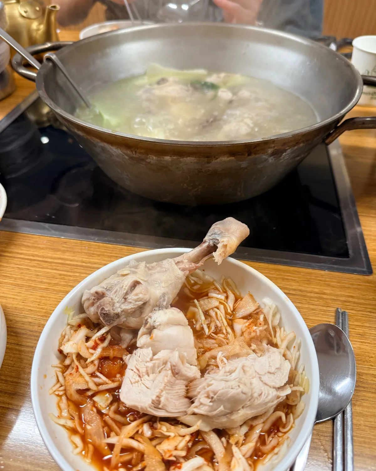 キャベツ入りのタレにのせた鶏肉