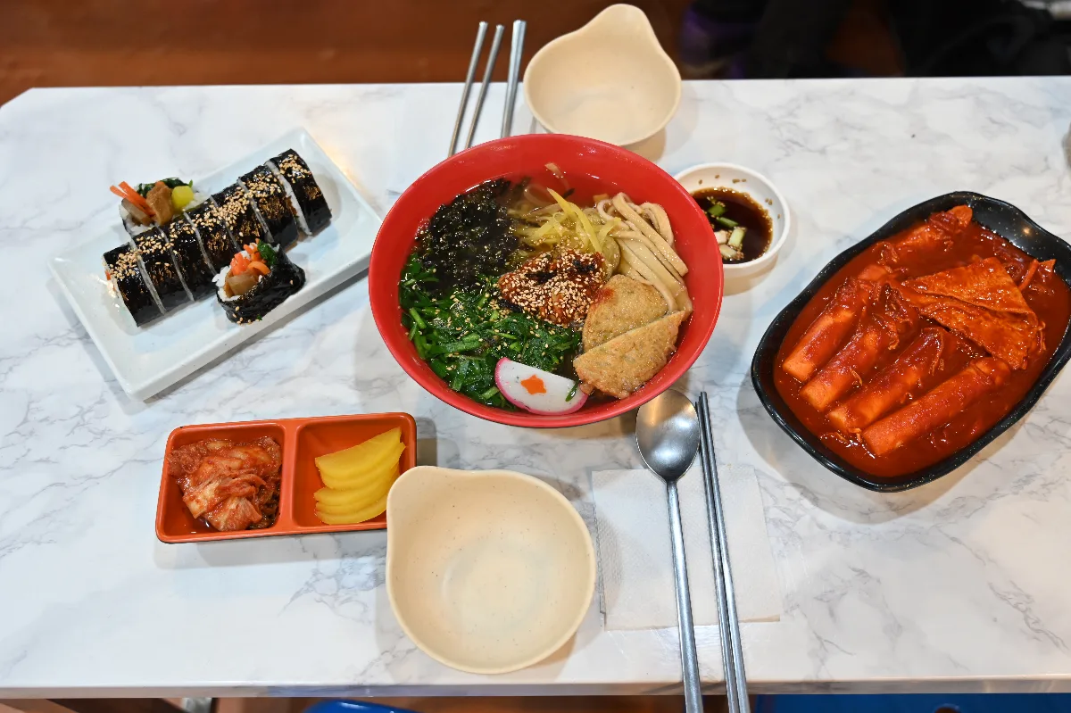 カントンコルモク元祖ビビンタンミョン — 春雨料理とキンパ、トッポギ