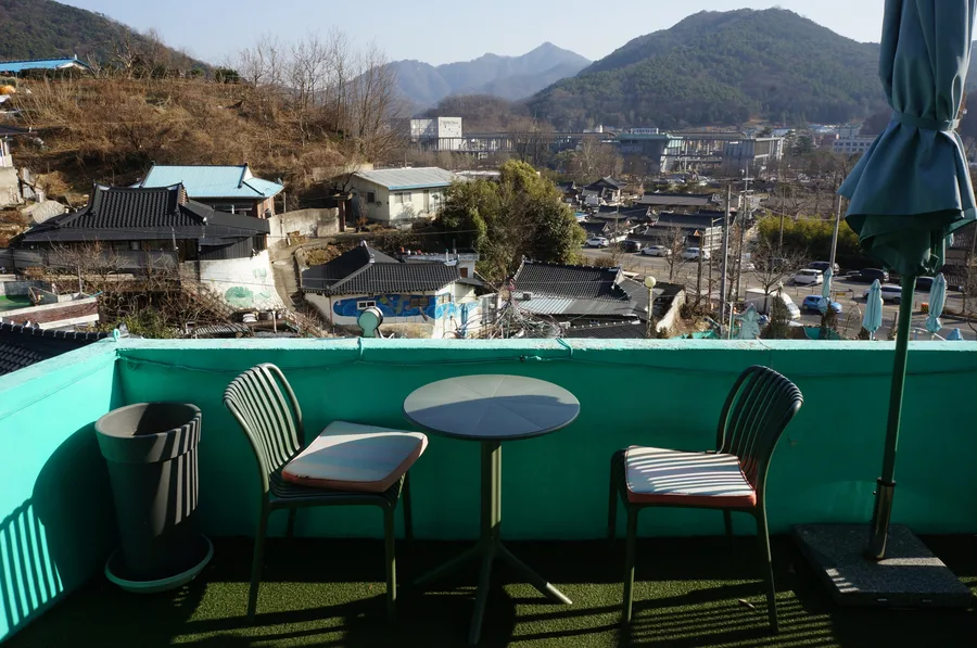 コジタポン — テラス席から眺める瓦屋根と山並み