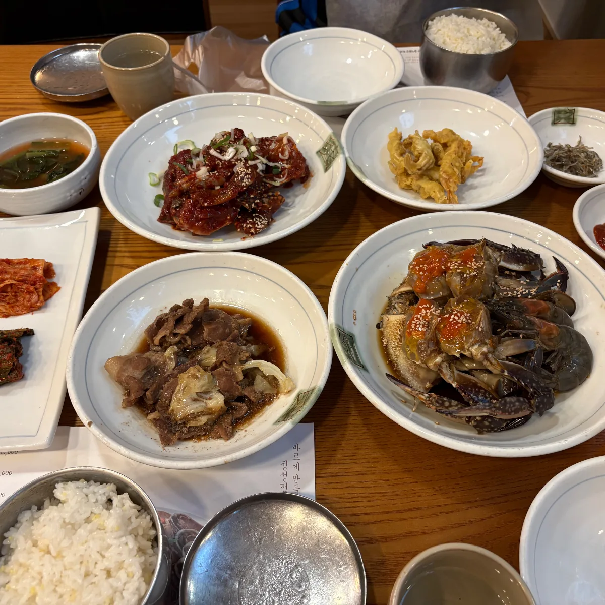 コットルケジャン1番街 — カニ料理とおかずが並ぶ食卓