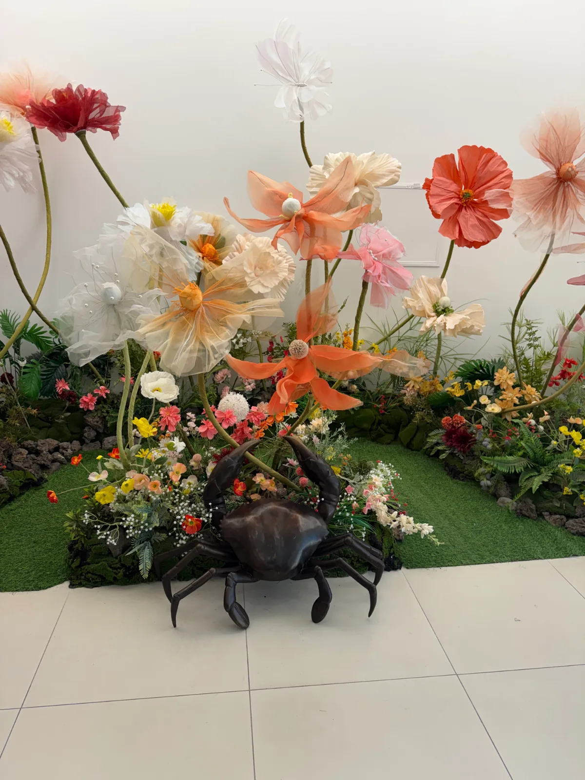 コットルケジャン1番街 — 花とカニのオブジェを飾ったフォトゾーン