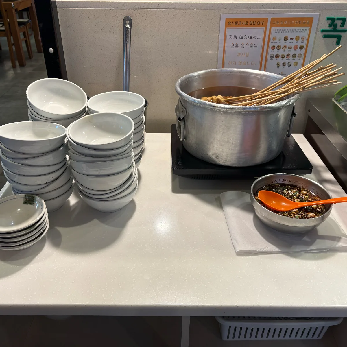 セルフバーのおでん鍋と取り皿