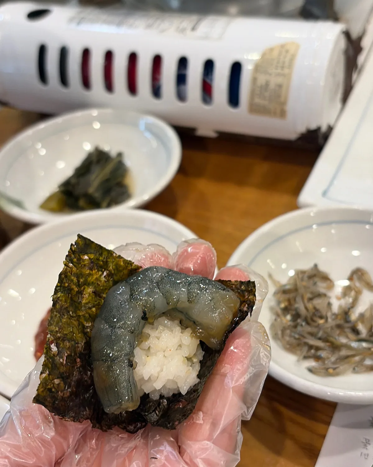 コットルケジャン1番街 — エビの醤油漬けをご飯と海苔で包んだところ