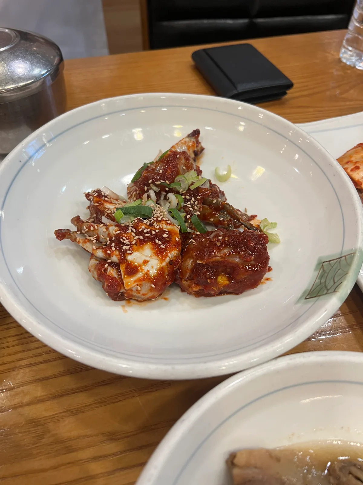 ゴマとネギをのせたヤンニョムケジャン