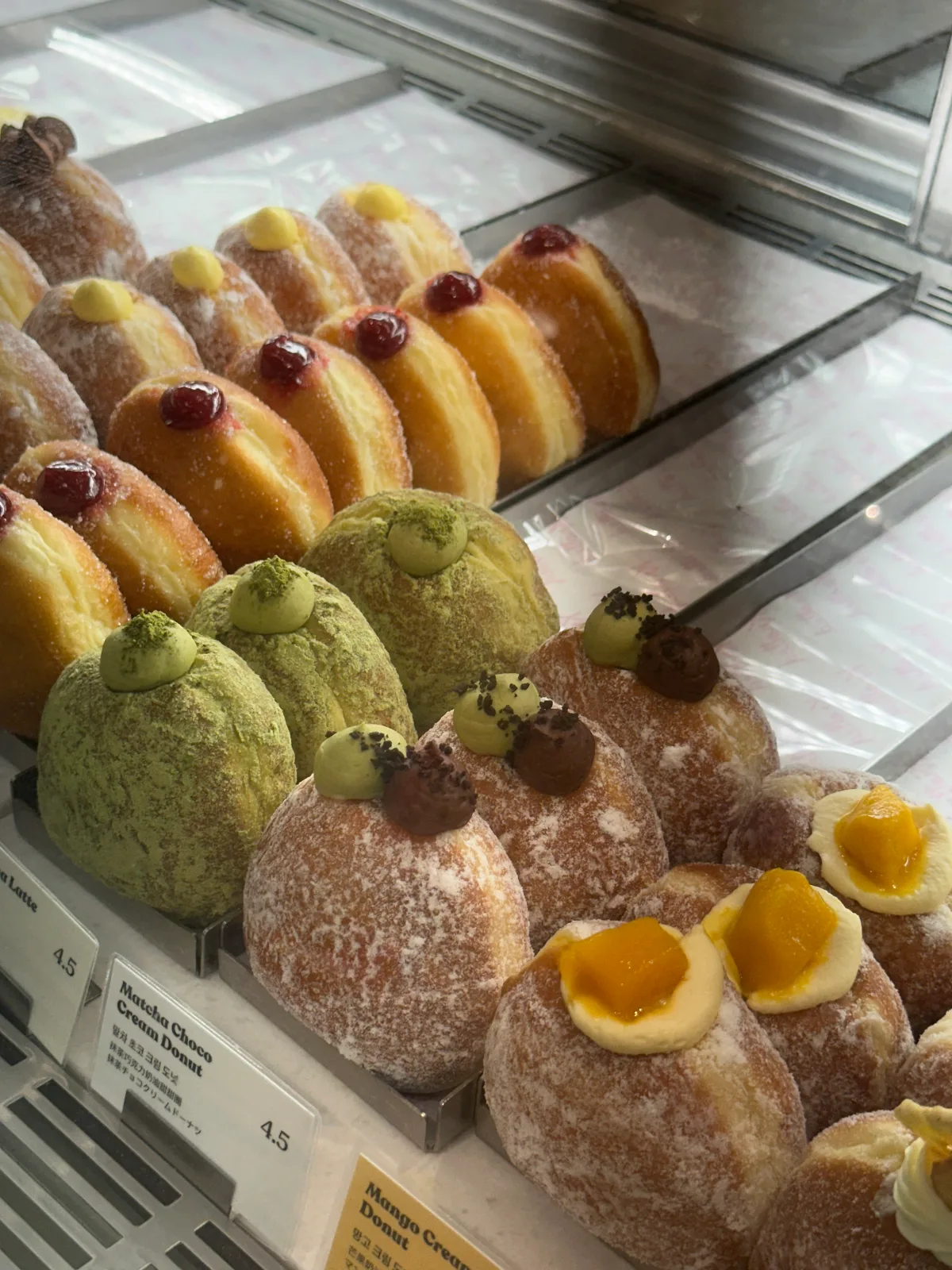ショーケースに並ぶ色とりどりのドーナツ