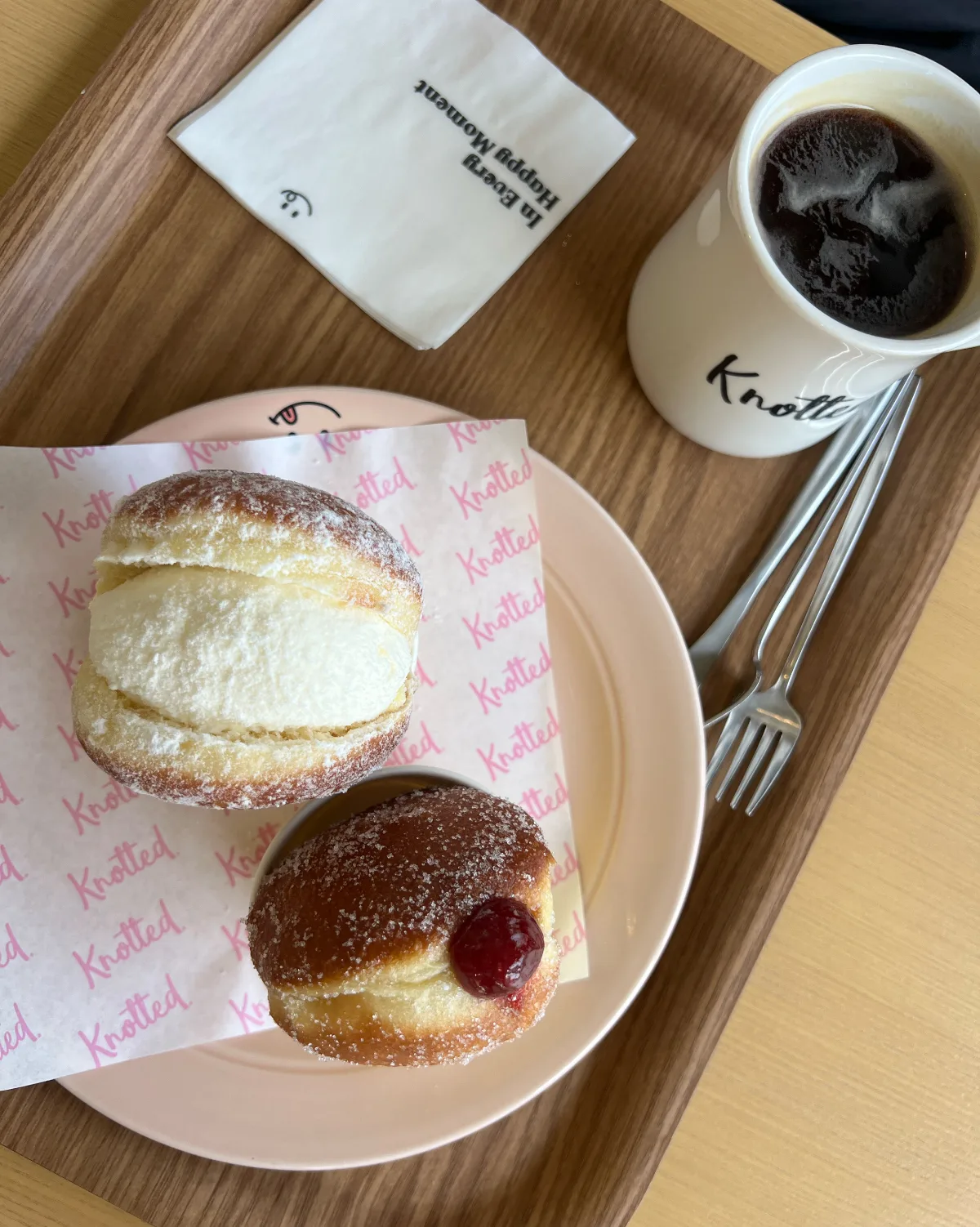 Knotted 済州DT店 — 生クリームのドーナツとコーヒー