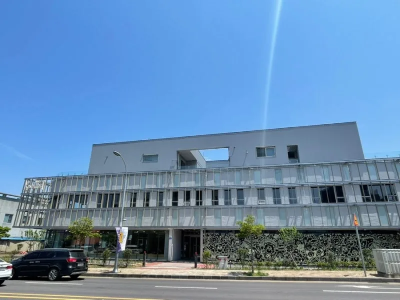 Knotted 済州DT店 — 白い線画が壁を彩るガラス張りの店舗