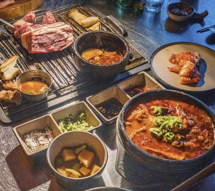 KOGIJANG 本店 — 焼肉と鍋が並ぶ食卓