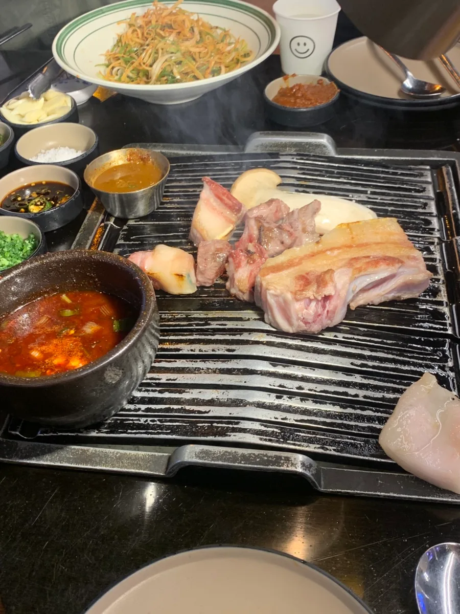 焼肉に添えるたれと薬味