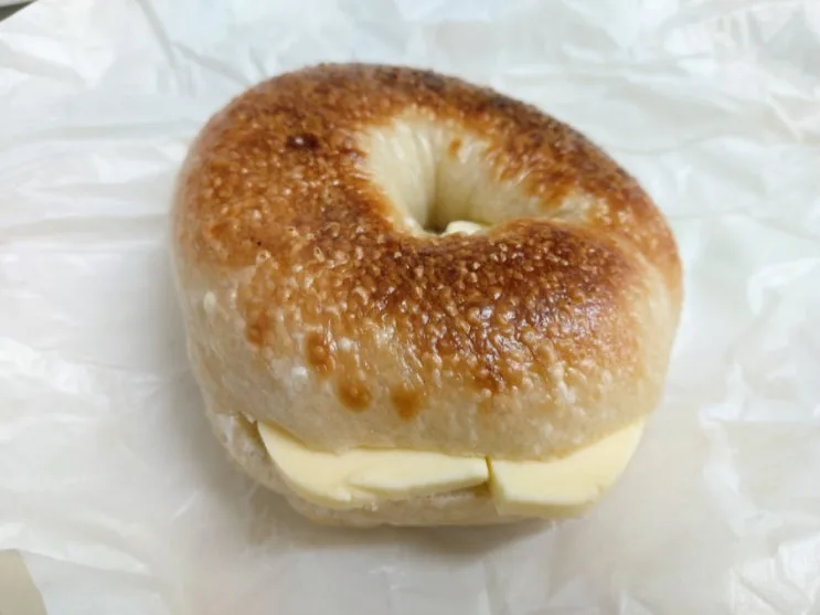 コッキリベーグル 漢南店 — バターを挟んだベーグル