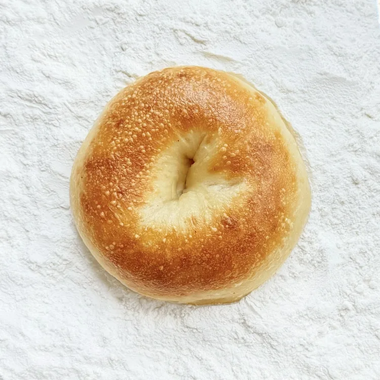 こんがり焼けたプレーンベーグル