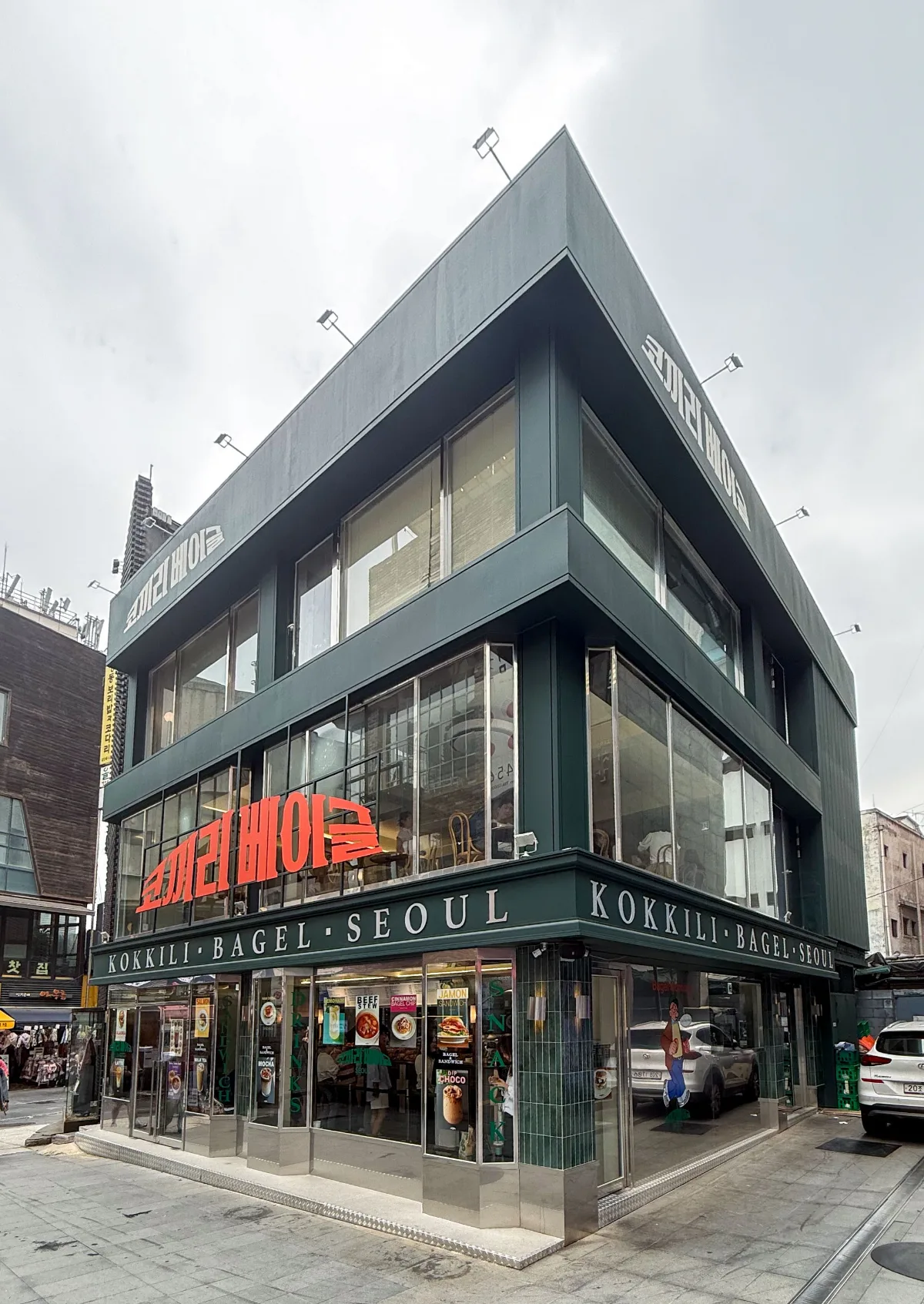 コッキリベーグル 仁寺洞店 — KOKKILI BAGEL SEOULの看板が付いた3階建ての店舗