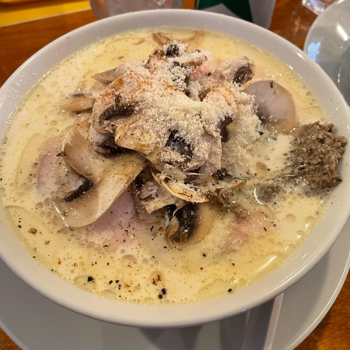 きのこがのったクリーム麺