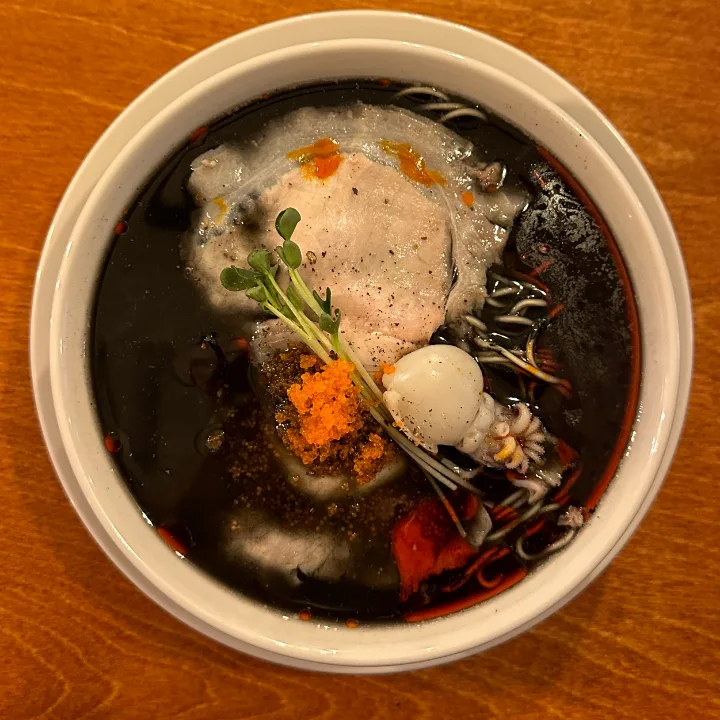 イカ墨ラーメン