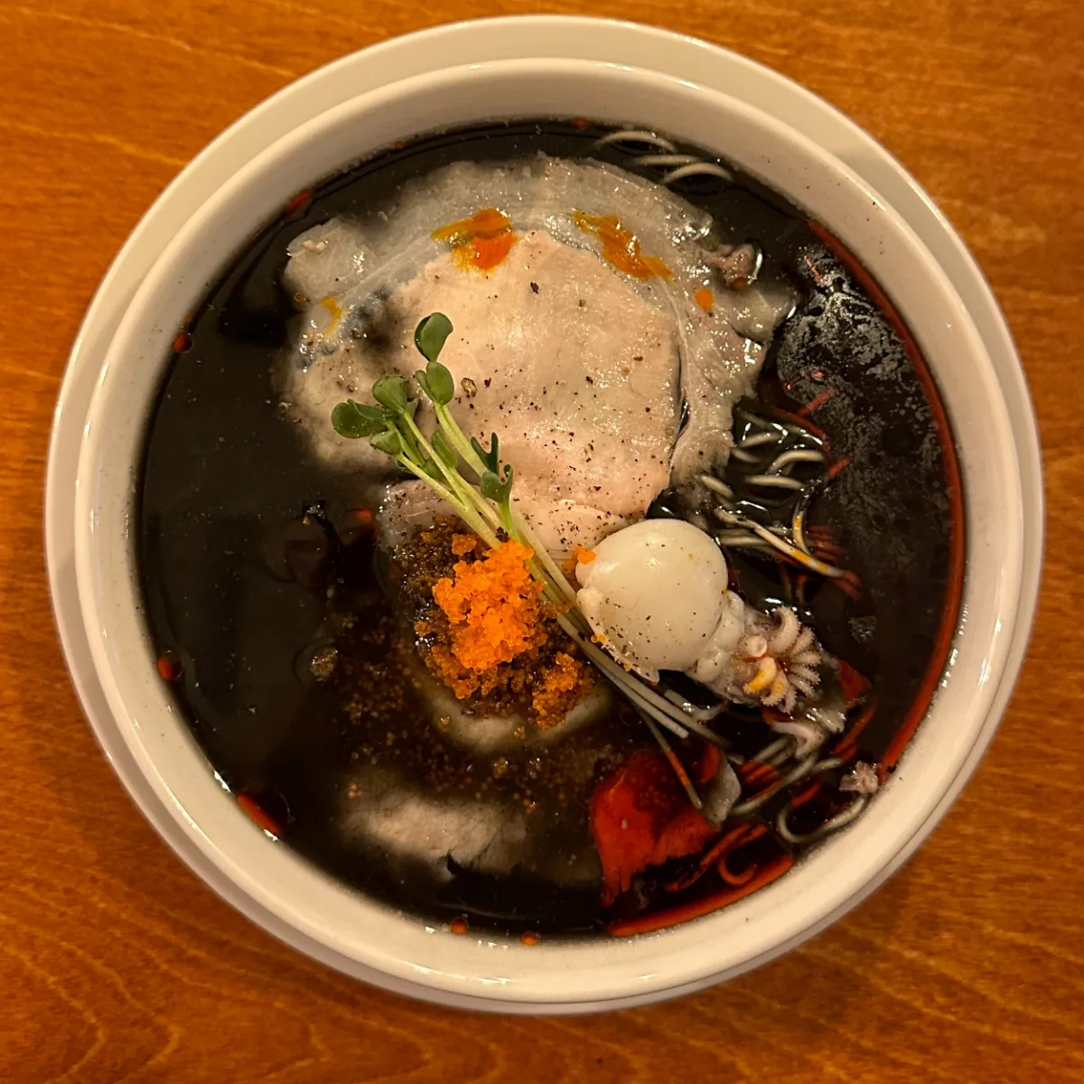 コンブ 乙支路店 — 黒いスープのイカ墨ラーメン