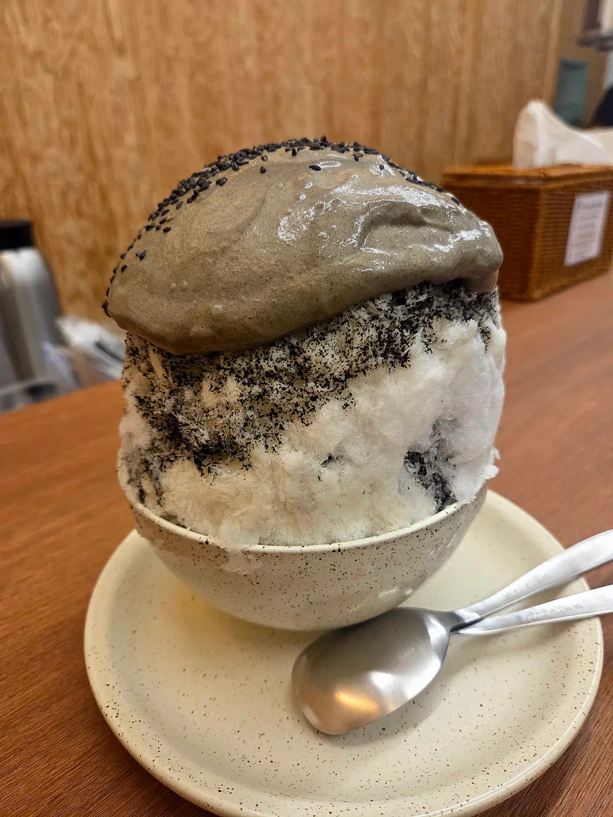 黒ごまクリームをのせたかき氷