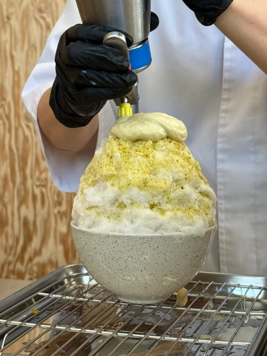 クリームをのせてかき氷を仕上げる様子