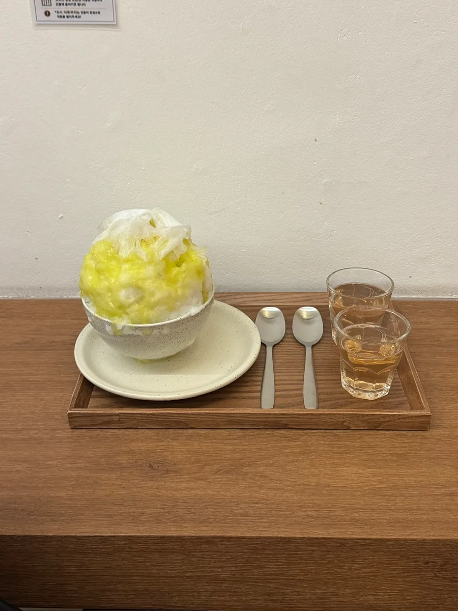 KORIYA 望遠店 — 温かいお茶と一緒に出されたかき氷