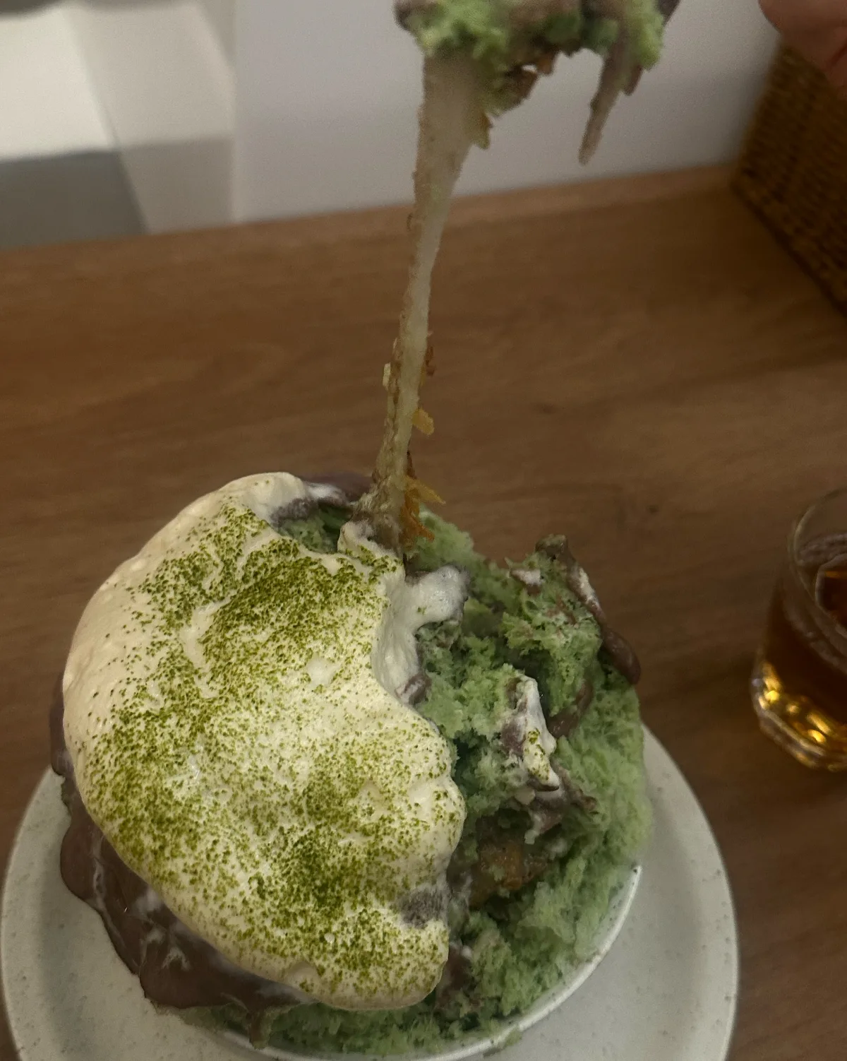 餅が伸びる抹茶あずきかき氷の断面