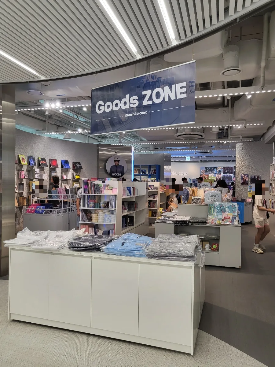 Ktown4u COEX店 — アルバムとグッズが並ぶ売り場