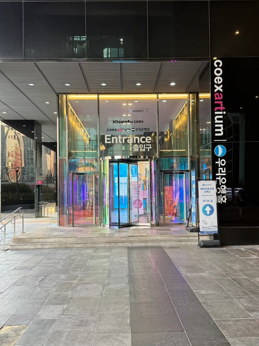 Ktown4u COEX店 — Ktown4uの看板と回転扉