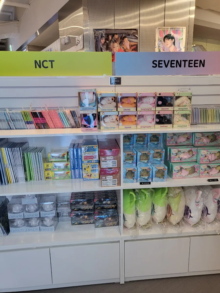 NCTとSEVENTEENの商品棚