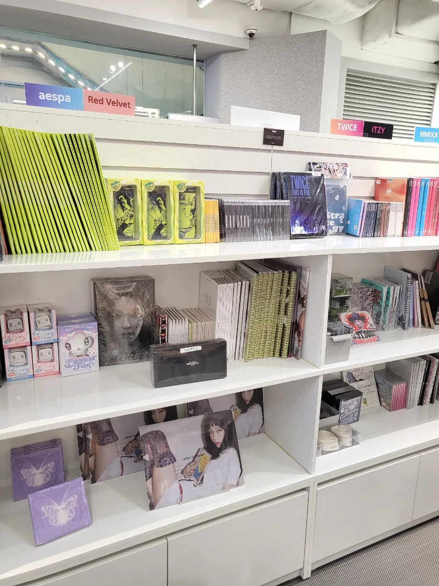 Ktown4u COEX店 — グループ名の札があるアルバム棚