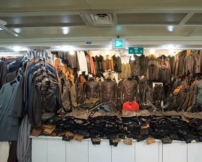 革ジャケットが並ぶ6階の売り場