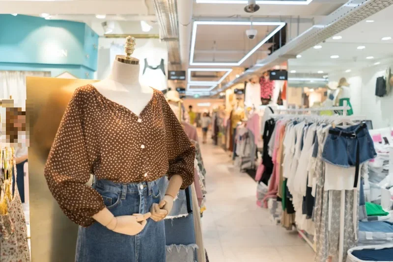 クァンヒ市場 — マネキンと衣料品が並ぶ売り場