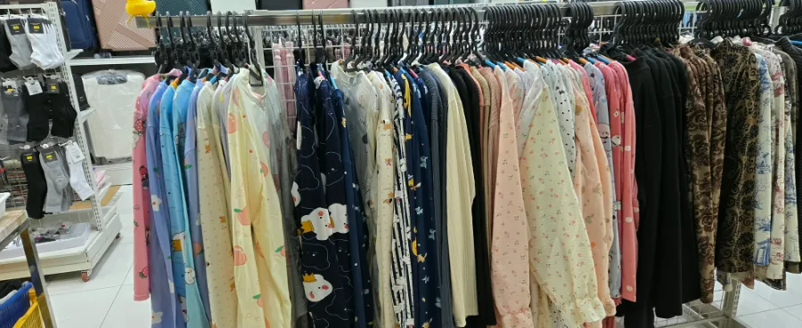 色柄豊かな衣料品のラック