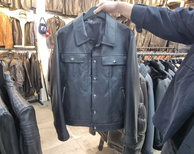 手に取って見せてもらえる革のジャケット