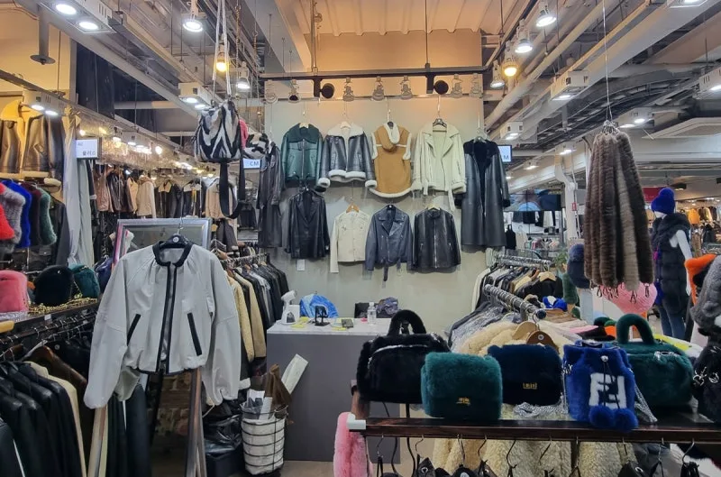 ファーのバッグやジャケットが並ぶ店先