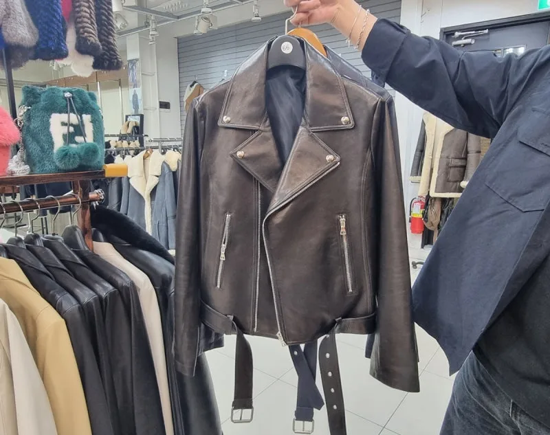 クァンヒ市場 — ベルト付きのライダースジャケット