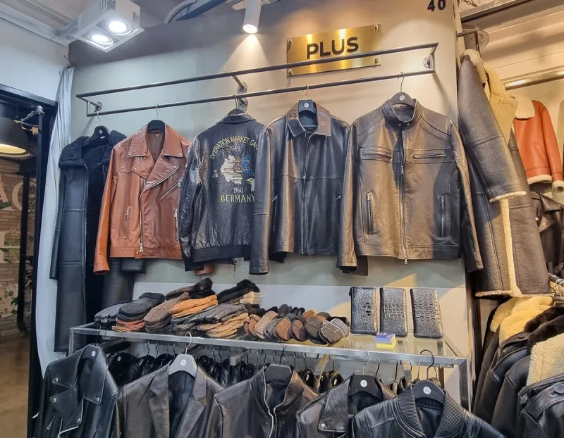 革ジャケットと手袋が並ぶクァンヒ市場6階の店