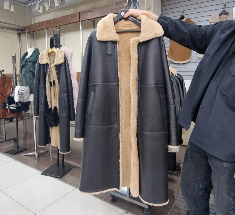 内側にボアが付いたロング丈のムートンコート