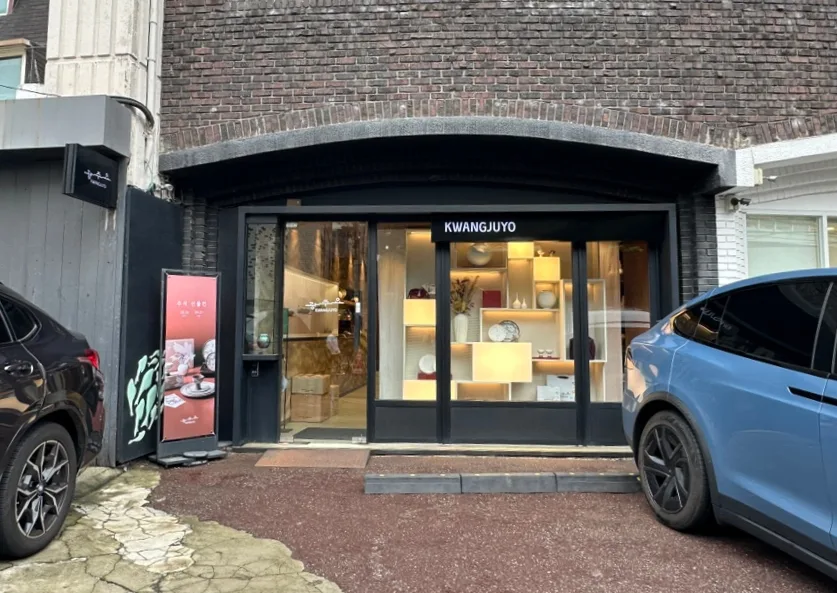 車が並ぶ廣州窯の店先