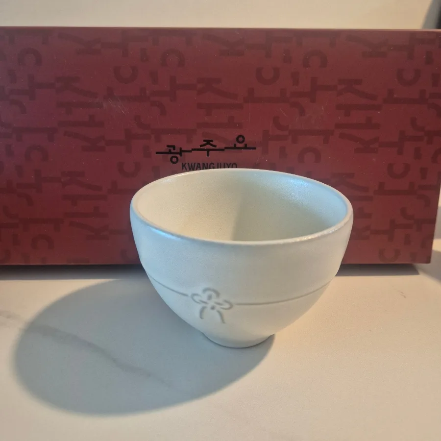 結び目模様をあしらった白い杯