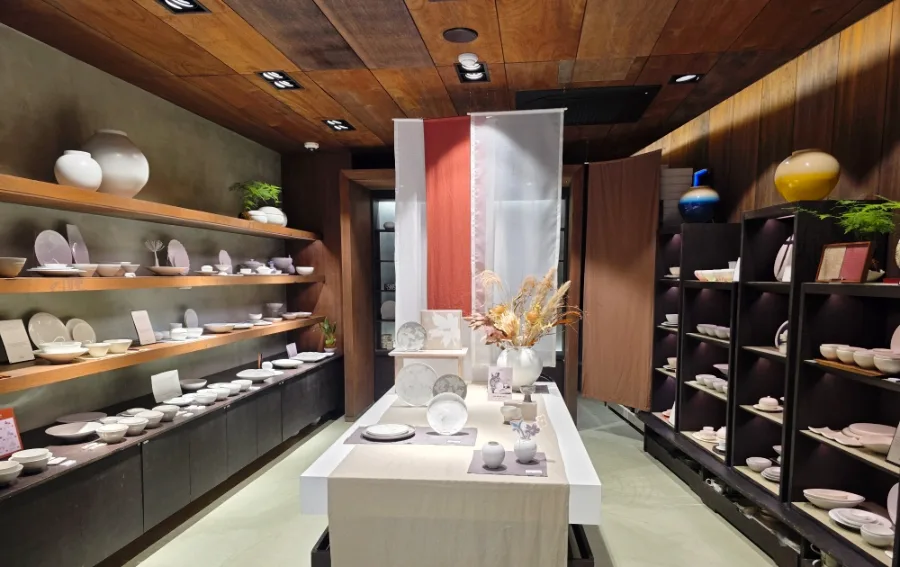 廣州窯 漢南店 — 木の棚と中央台に並ぶ陶磁器