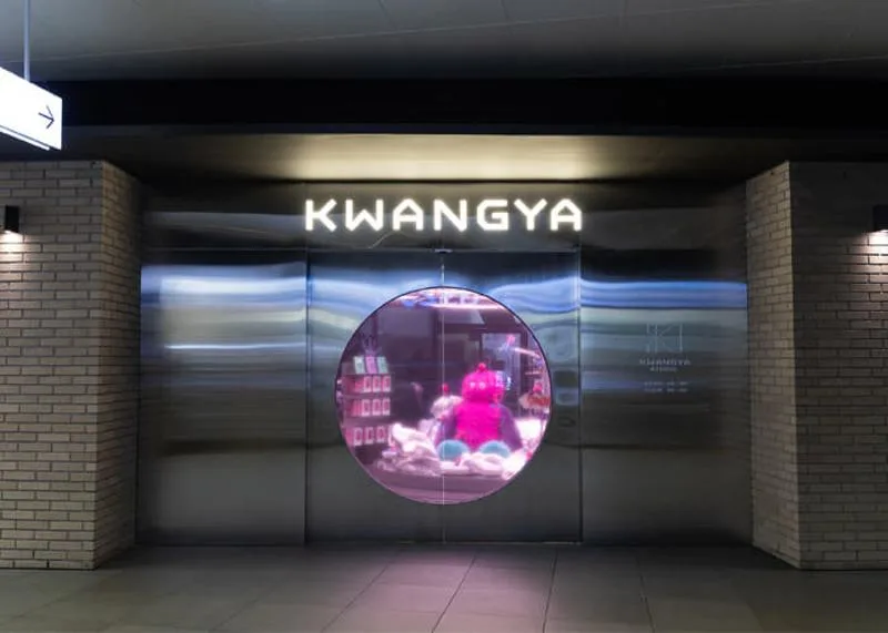 KWANGYA@SEOUL — 丸い窓があるKWANGYAの入口