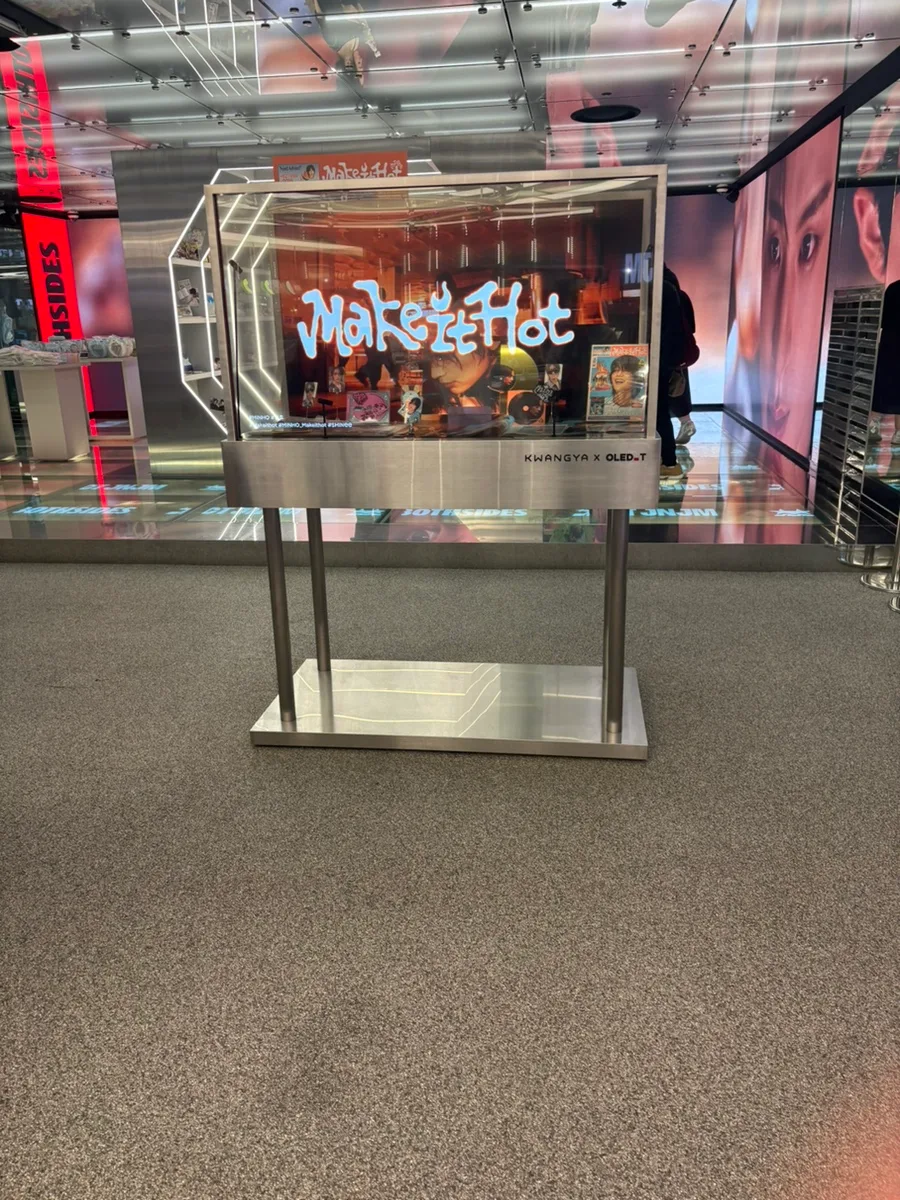 透明ディスプレイと映像の展示