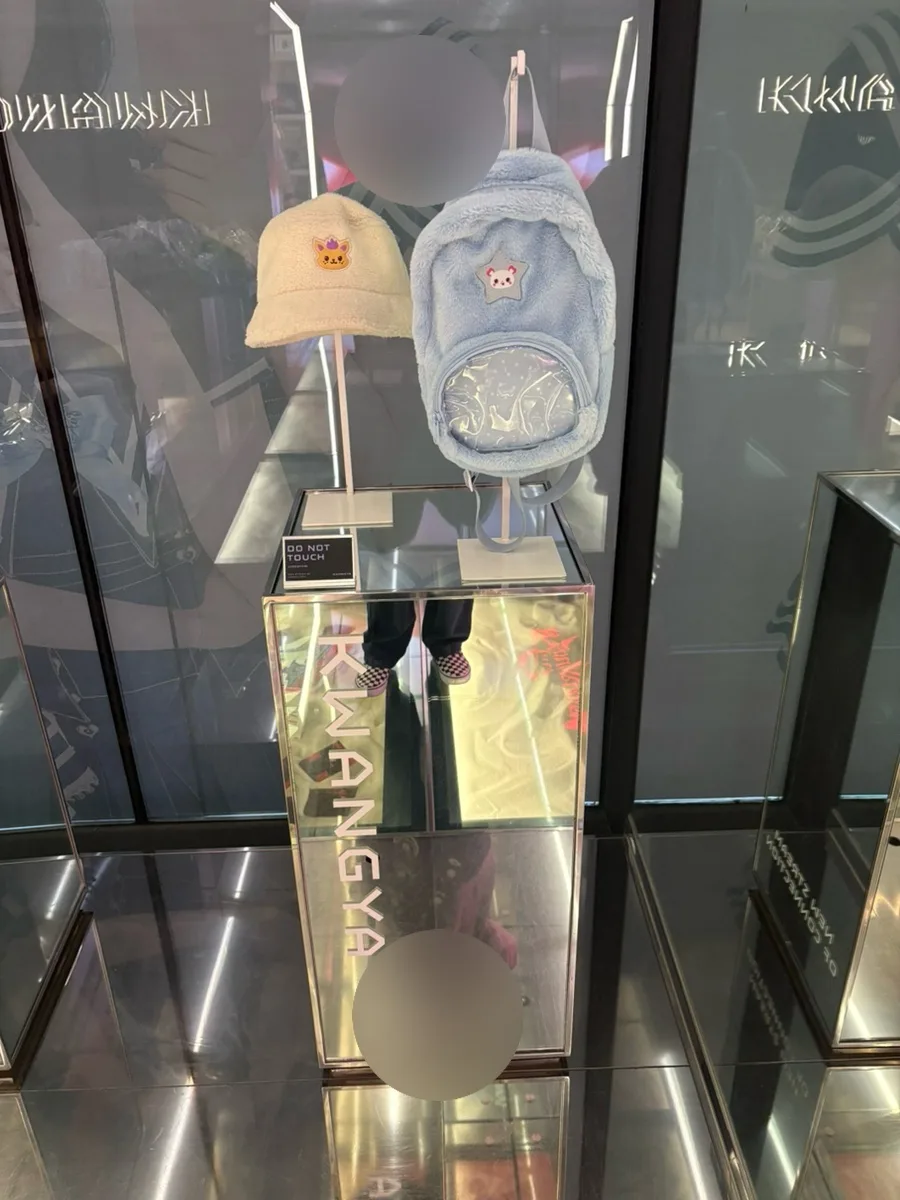 KWANGYA@SEOUL — ふわふわの帽子とリュック