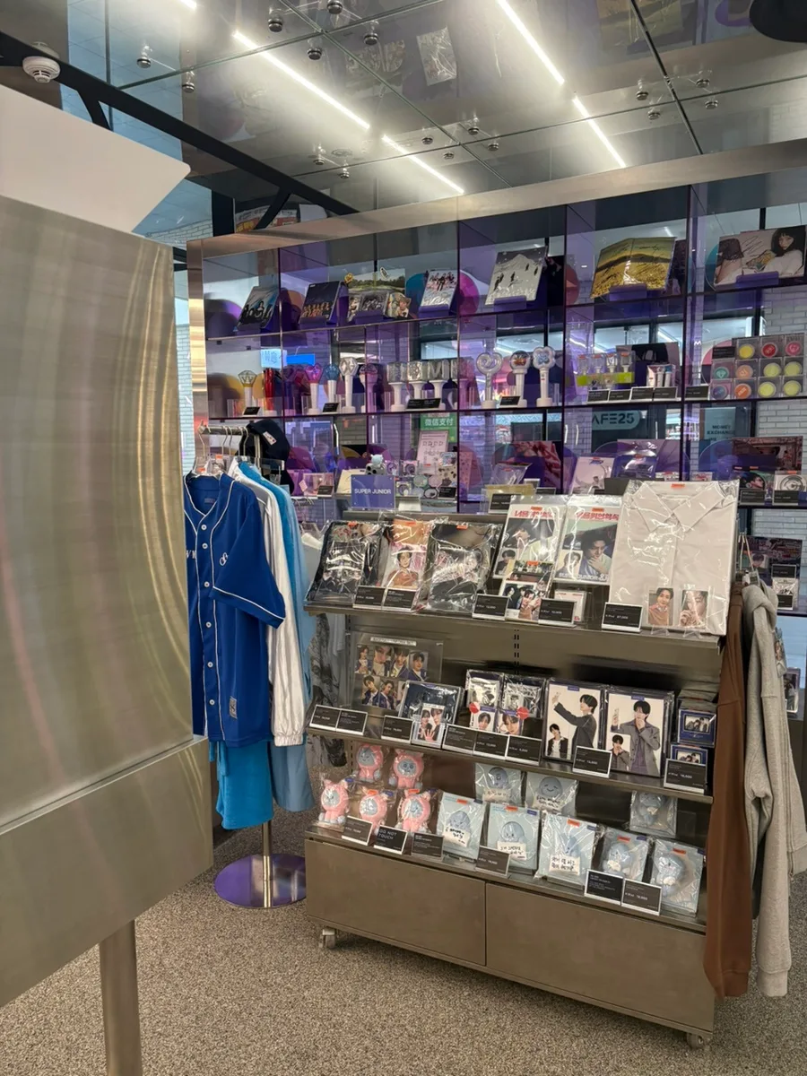 KWANGYA@SEOUL — グッズ棚と奥に並ぶペンライト