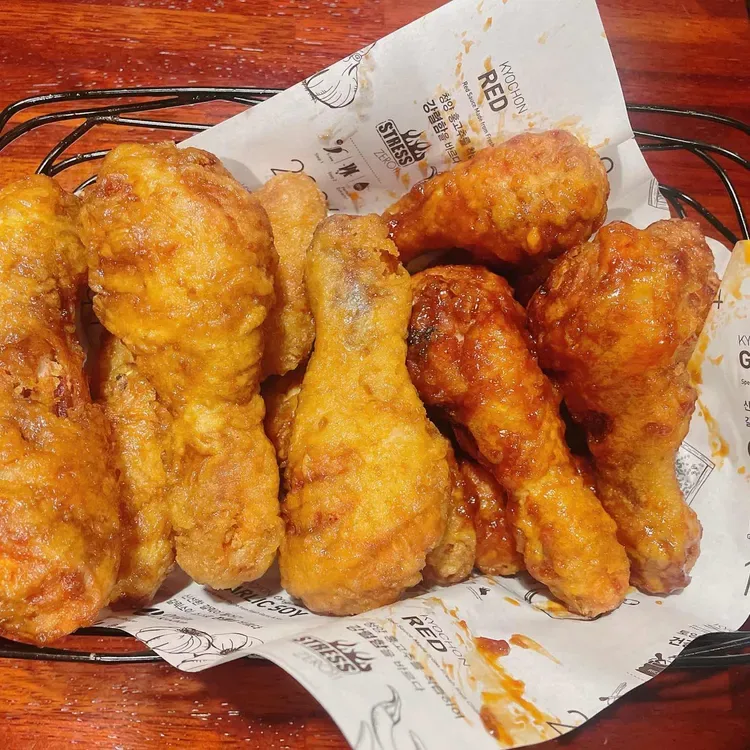 かごに盛られた骨付きチキン