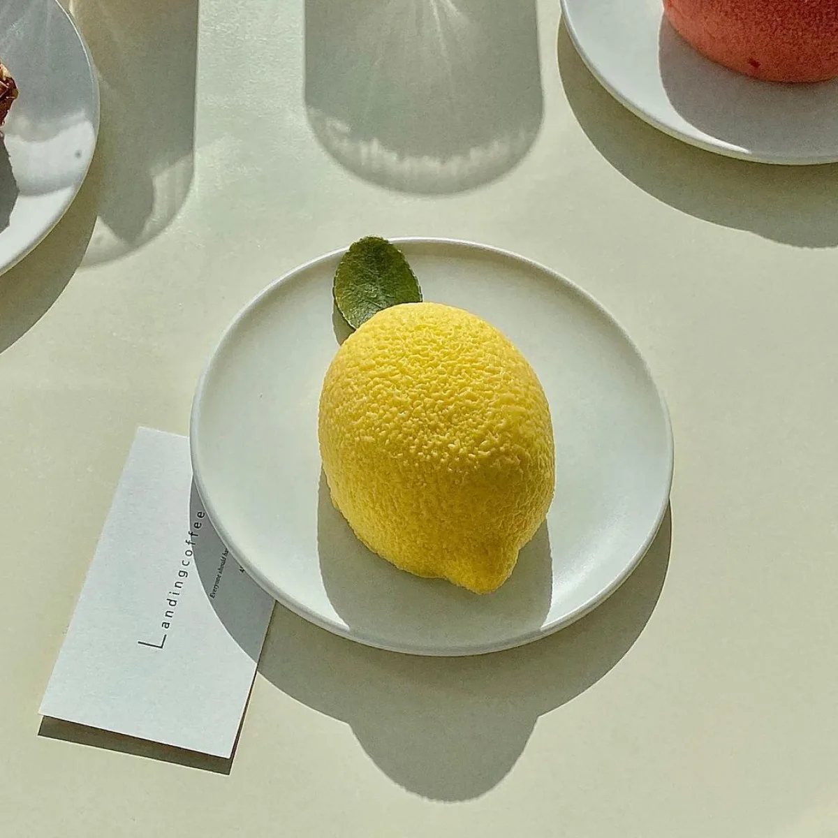 葉を添えたレモン形のケーキ