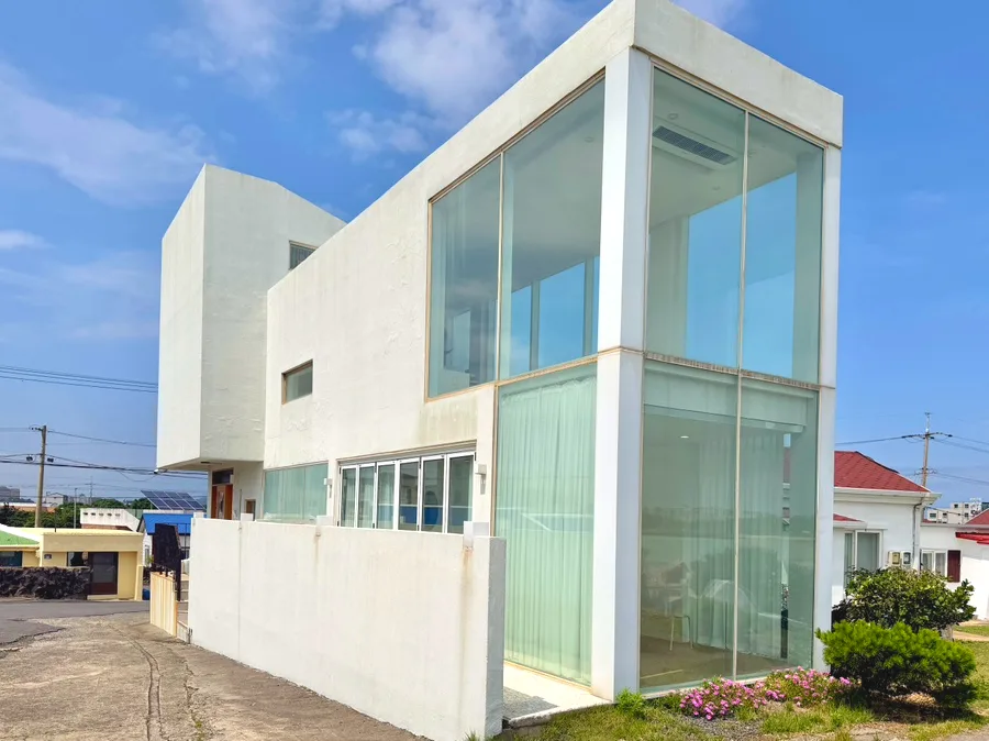 ランディングコーヒー — 大きなガラス窓の白い建物