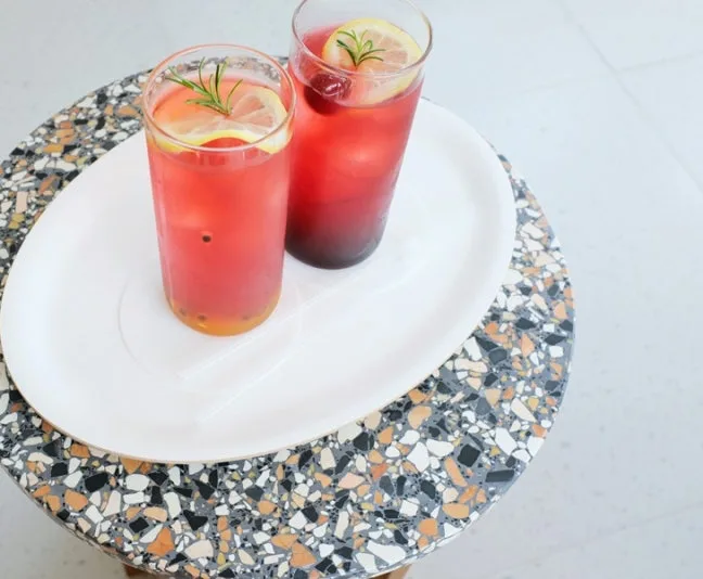 レモンを添えた赤いドリンク2杯