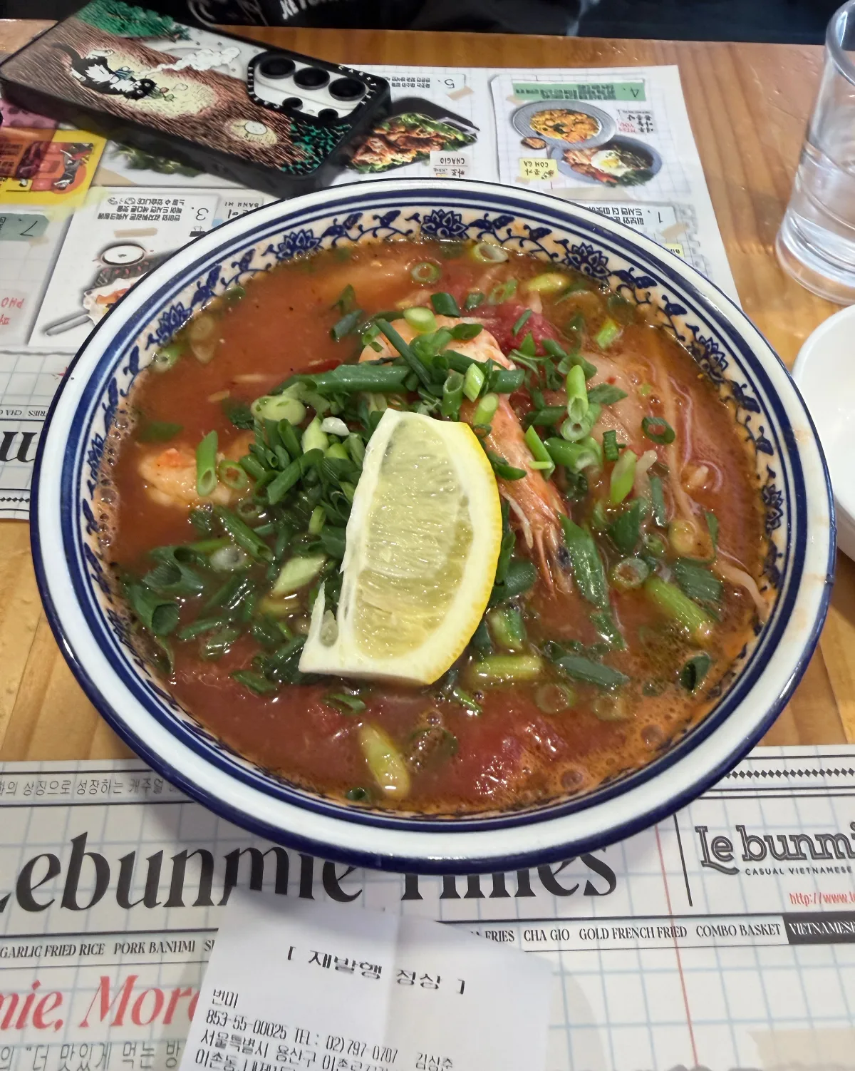 レモンをのせた赤いスープの米麺