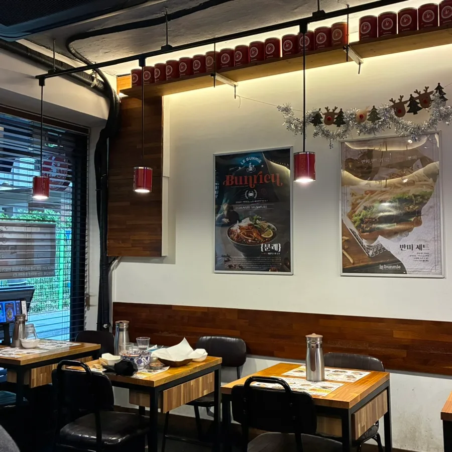 Le bunmie 本店 — 木のテーブルが並ぶ店内