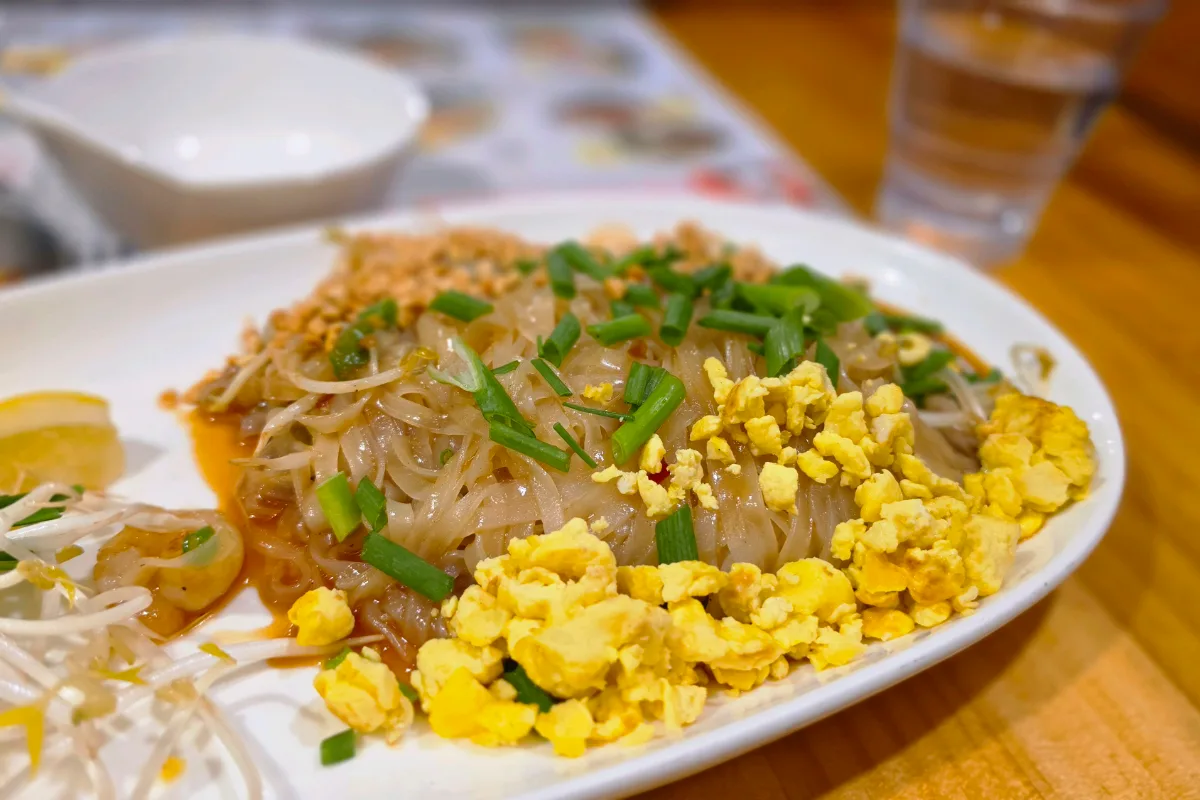 Le bunmie 本店 — 卵と青ねぎをのせたパッタイ