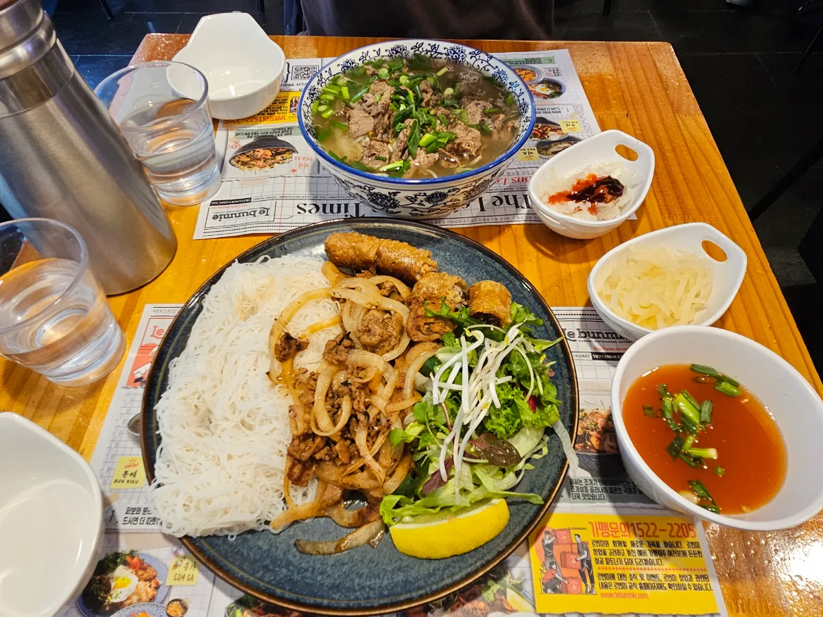 Le bunmie 本店 — 米麺と肉料理が並ぶ食卓